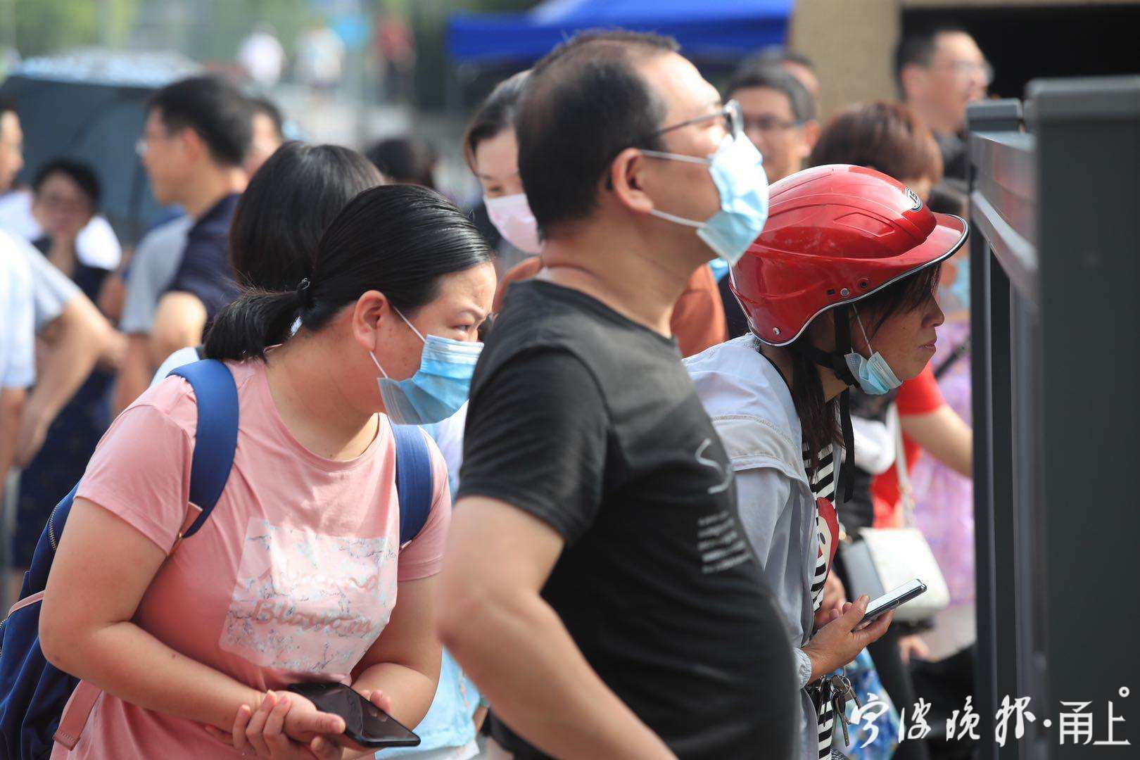 中考记者现场出镜,宁波市中考采访