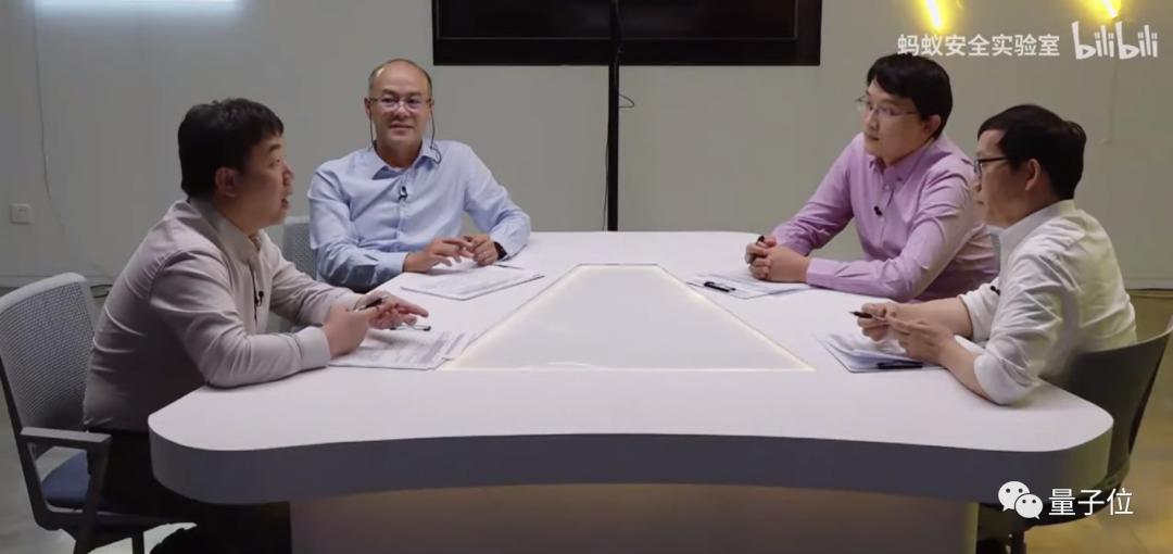 中国首档程序员真人秀，选手找bug做模型，开场主办方惨遭攻击