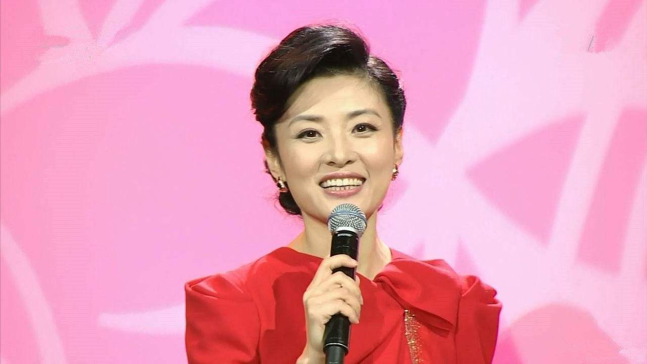 51岁周涛亮相湖南台给哪吒配音，17次主持春晚的她为何离开央视？