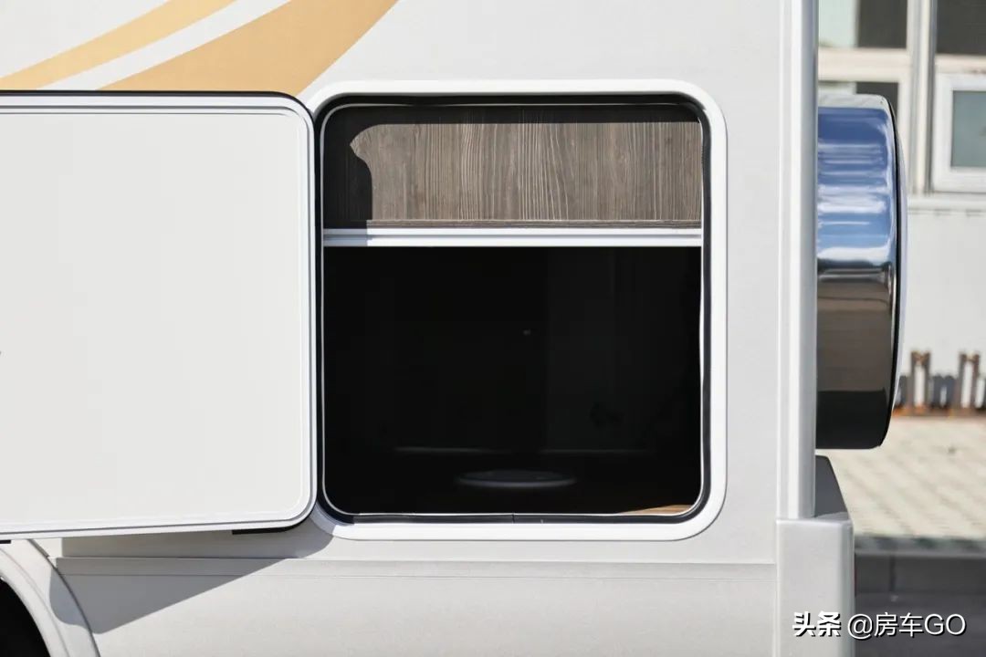 这台房车有5种充电方式，车内电器语音控制，卫生间也是干湿分离