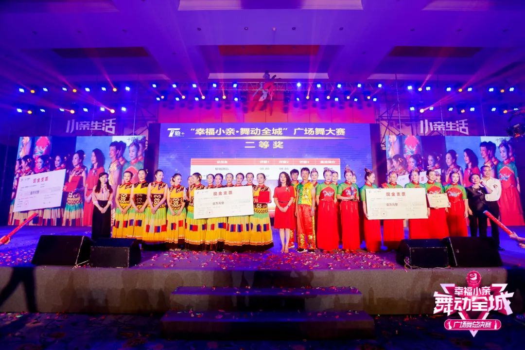 大妈们参加广场舞比赛,春晚广场舞比赛