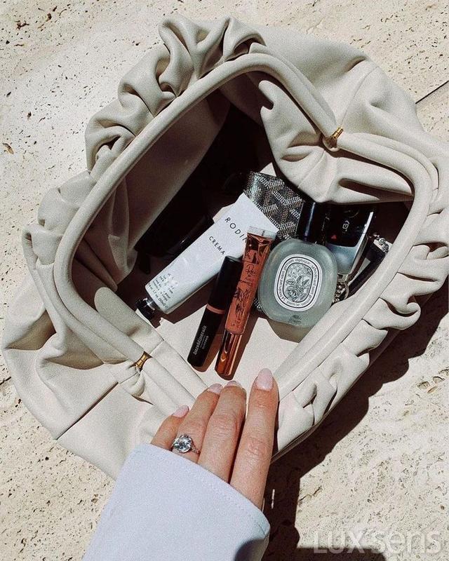 包包饰品拍照如何拍出高级感,出门旅游拍照百搭实用包包