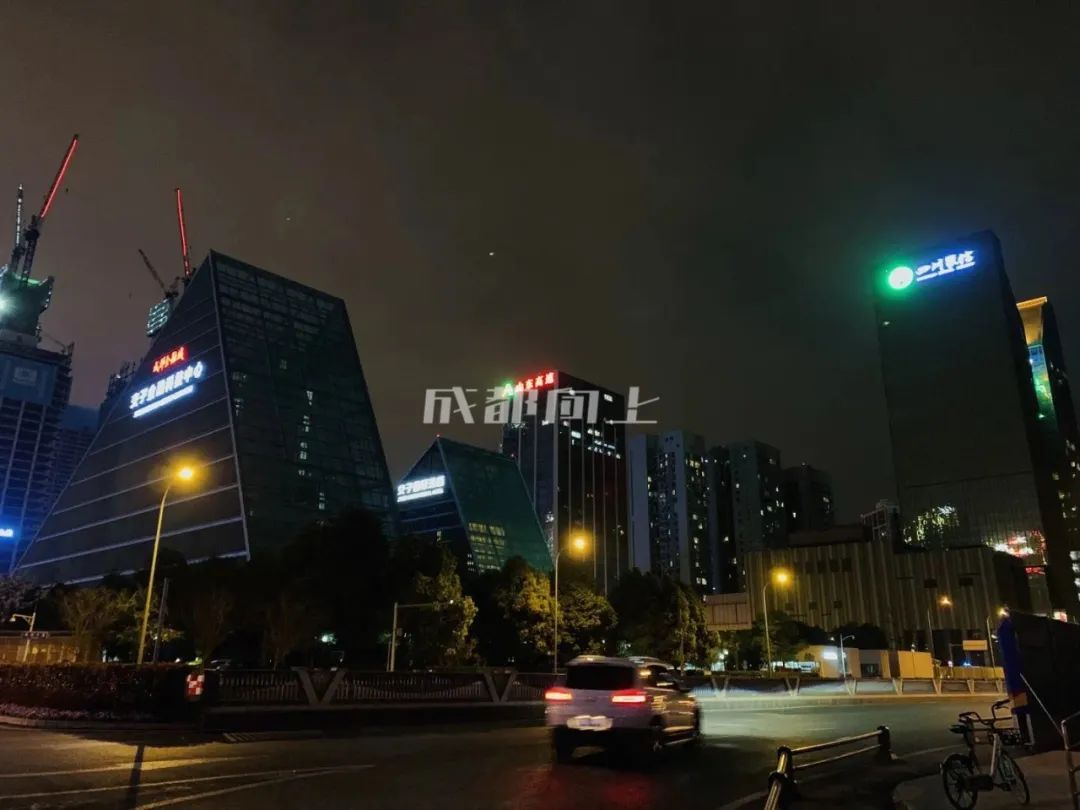 如何让成都变东京？网友：大LOGO收敛点