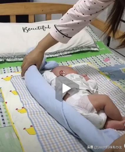 宝宝必须抱睡,落地醒,可以使用这种包裹方式,新手妈妈试试