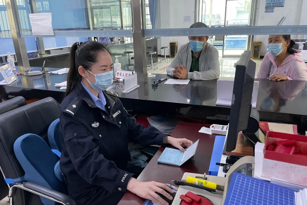 民警在岗位上祝福祖国繁荣昌盛,祝福祖国的守护者平安快乐