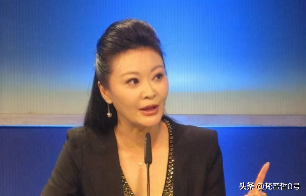 前央视主持王小骞现身，直言高跟鞋是刑具，丁克14年现成女儿奴
