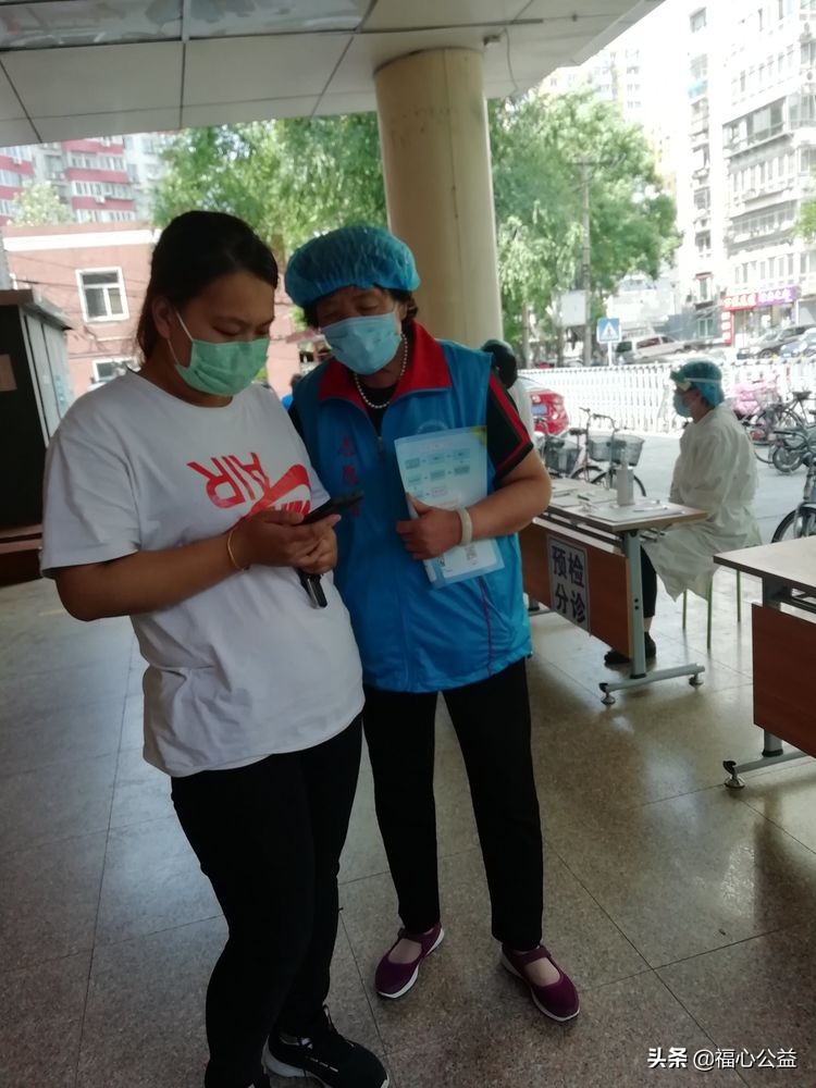 医院志愿者服务队,医院志愿者坚持上岗