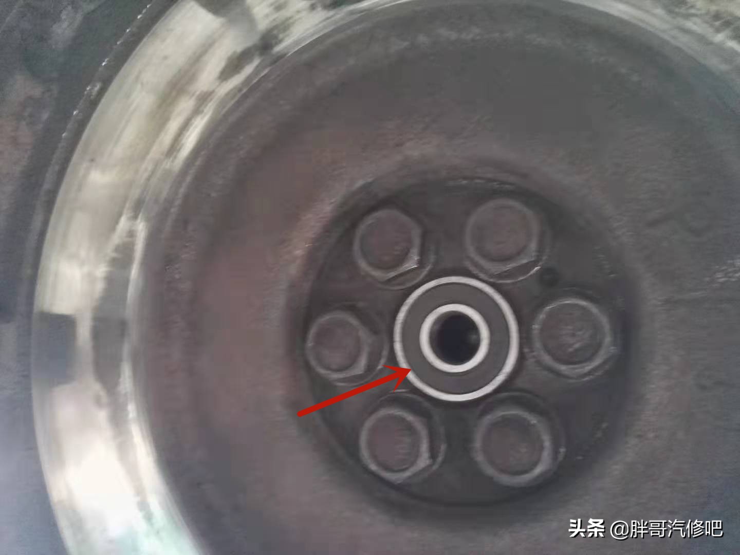 五菱之光挂档不走，胖哥以为换挡拉线脱落，原来是摩擦片报废了