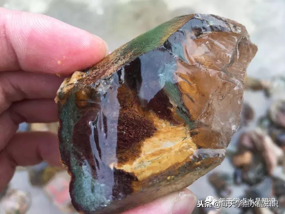 天蒙蒙亮赶个早市看一看天然水晶毛料市场