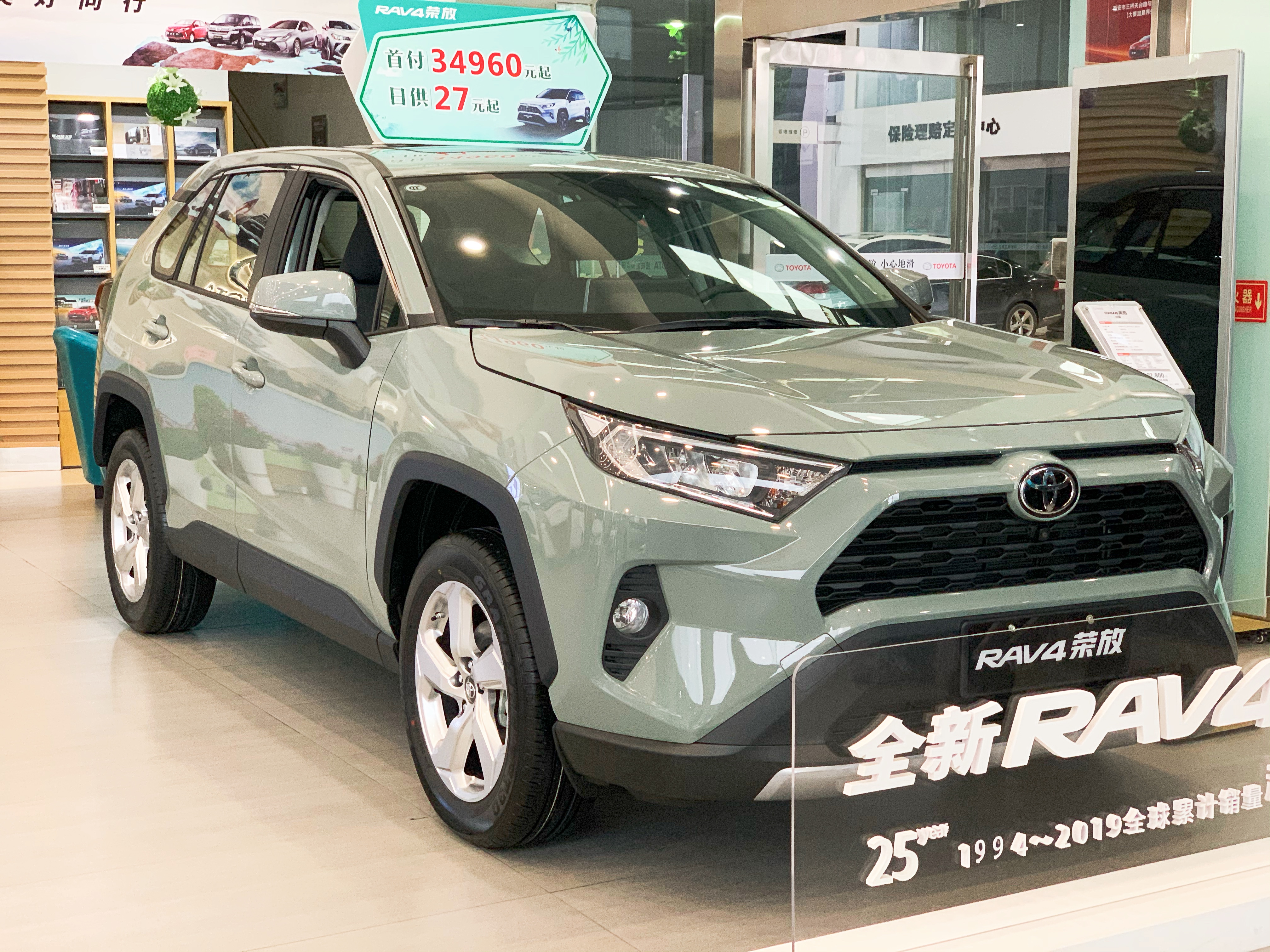 丰田rav4荣放泥地越野黑色,西安丰田rav4风尚版多少钱