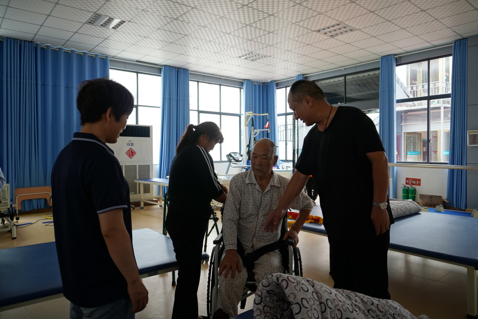 全身瘫痪的老人怎么照顾,工作忙老人又需要照顾怎么办