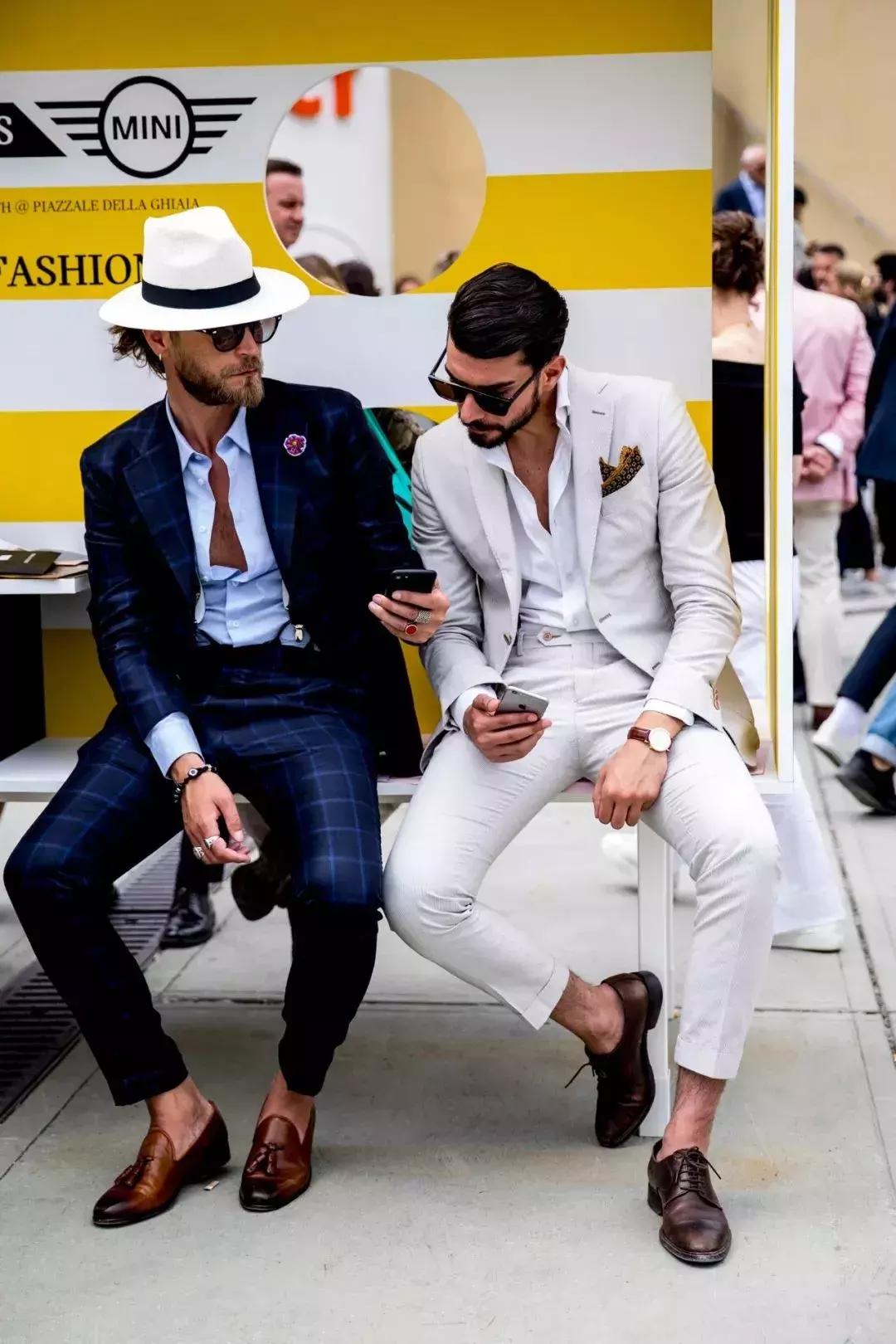 看惯了普通穿搭,字母西装和纯色西装哪个洋气减龄