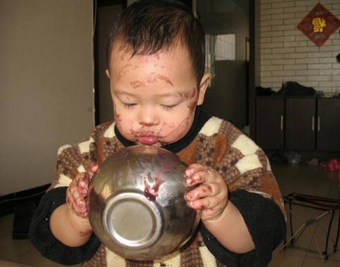 嫌妈妈做饭难吃小孩自己动手,嫌弃孩子吃奶脏