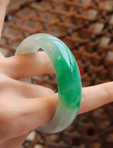 翡翠手镯基本知识大全,翡翠手镯的鉴赏方法和技巧