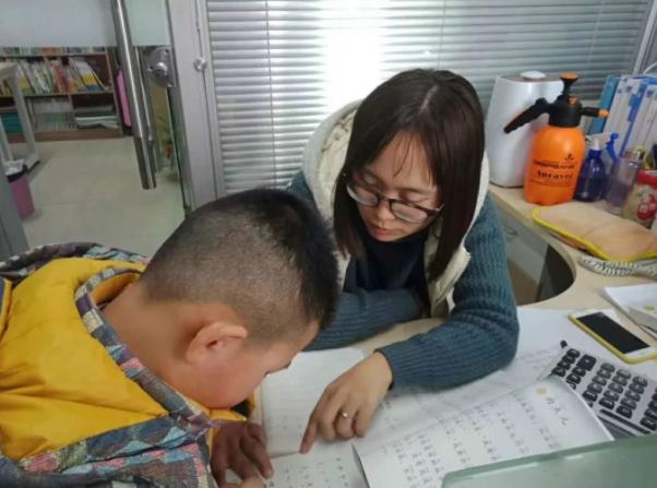 孩子家长群里自我介绍简单大方,家长进群自我介绍简单大方