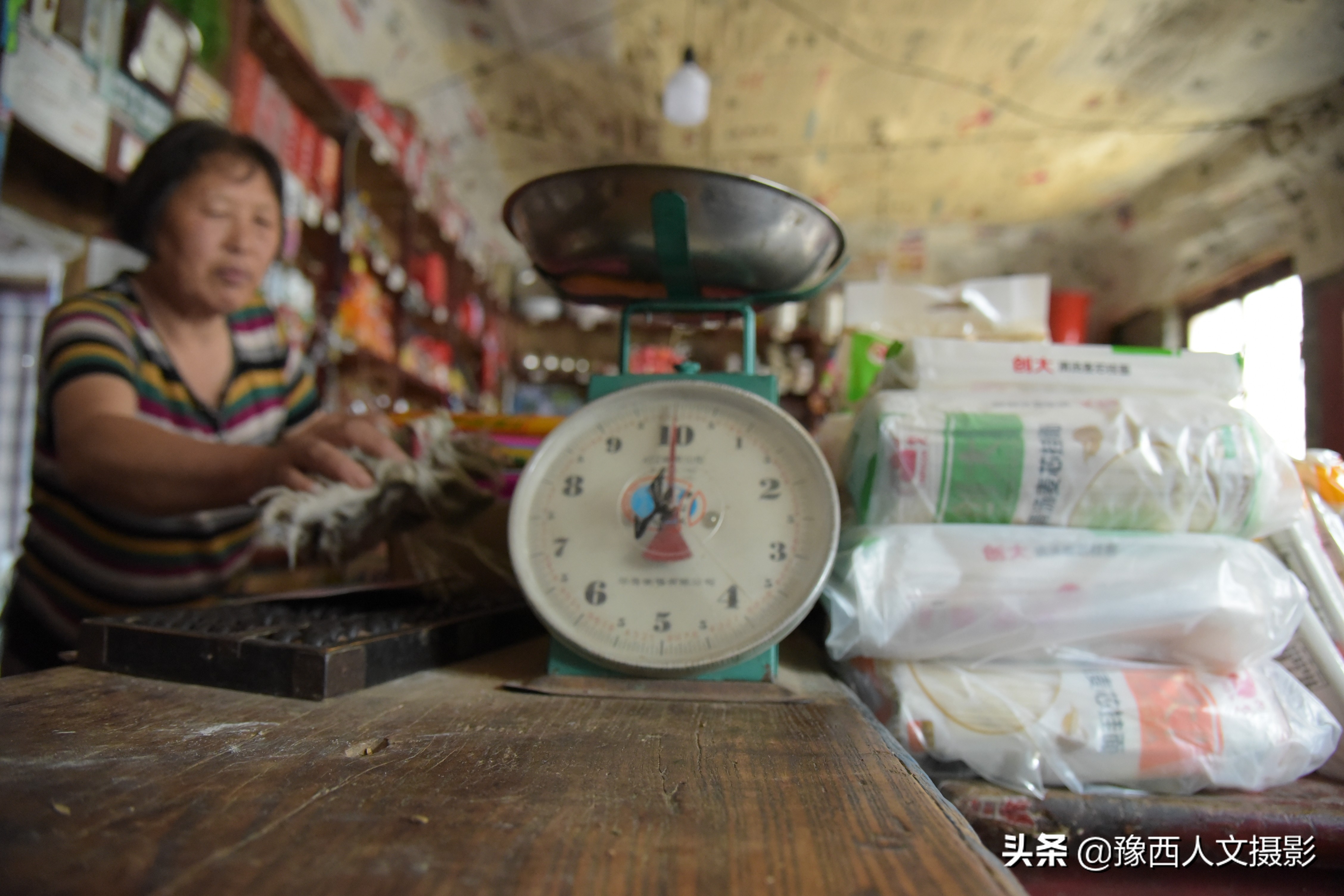 河南大叔供销社里卖货55年，一担两筐走遍全乡，商店模样70年没改