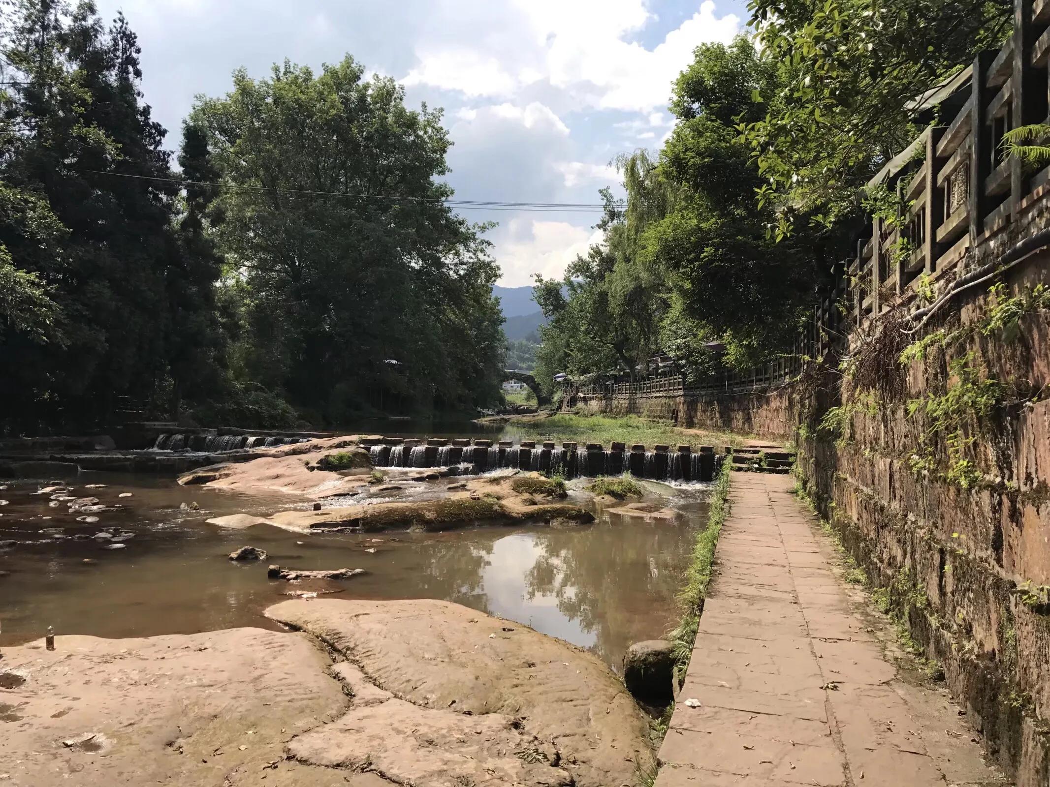 两水夹明镜双桥落彩虹全诗,有山有水不潮湿的避暑胜地
