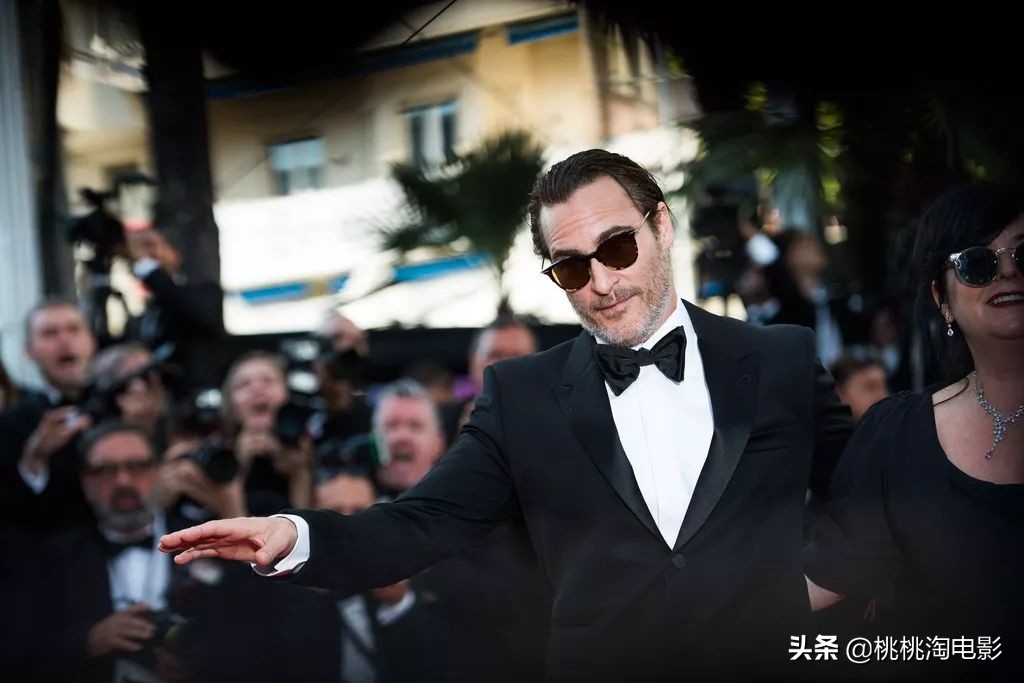 组图：爱穿匡威的男孩“小丑”华金·菲尼克斯《名利场》写真