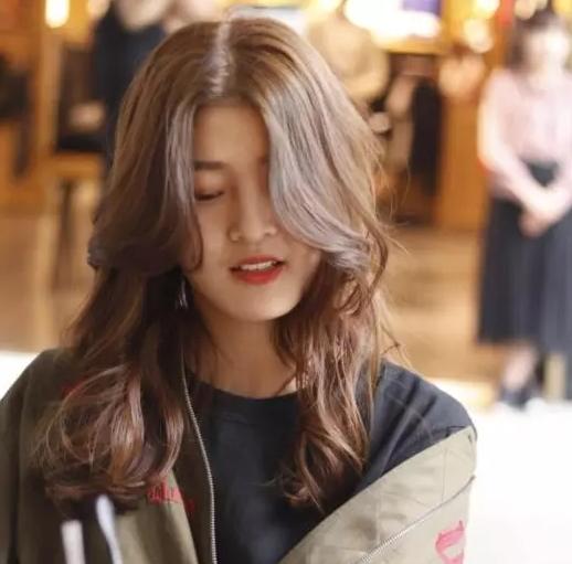 适合圆脸女生有刘海的发型,适合圆脸女生的发型刘海教程