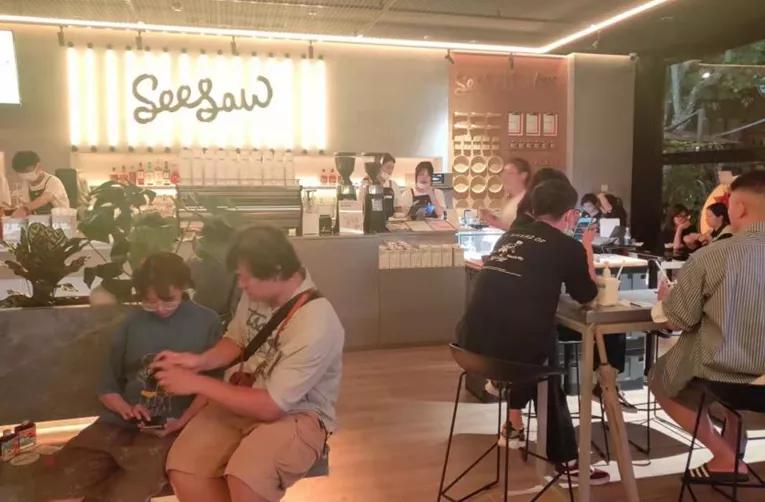 seesawcoffee淮海中路一号店,seesaw日咖夜酒主题店