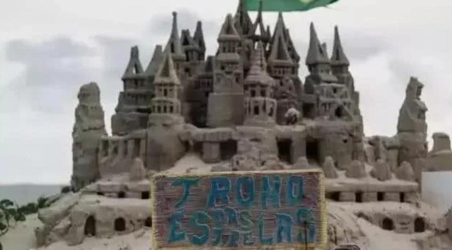 巴西一雕刻家在沙滩“建国”，称王22年，靠和游客拍照维持生计