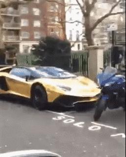 搞笑gif你以为我会乖乖地转圈吗,打着伞跳舞搞笑视频