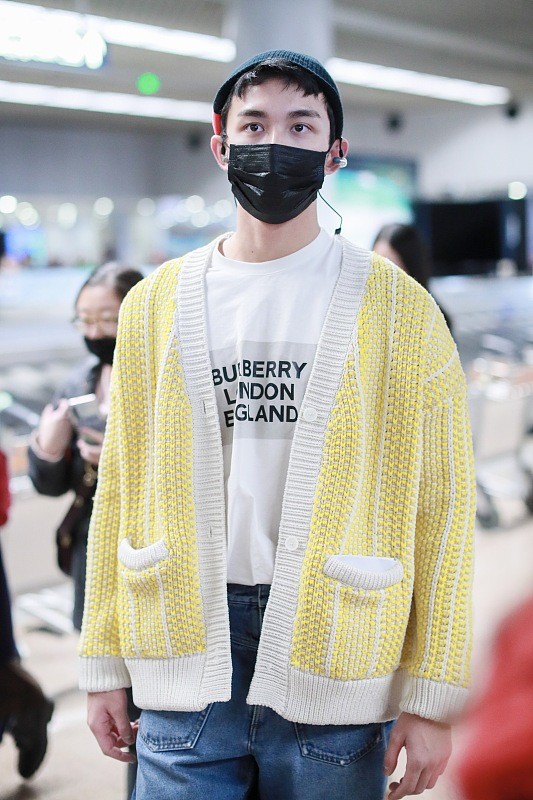 吴磊黑色卷发日常造型,吴磊发型同款