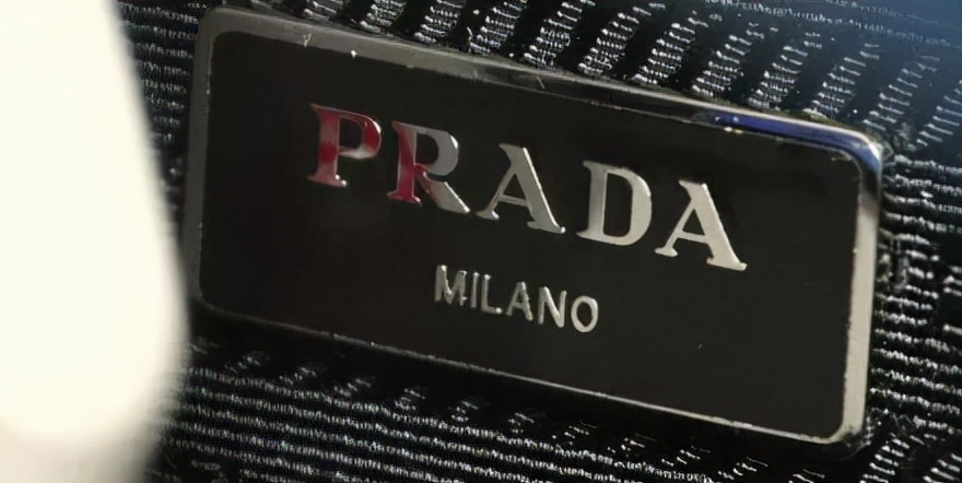 PRADA是如何成为时尚王国的女王？