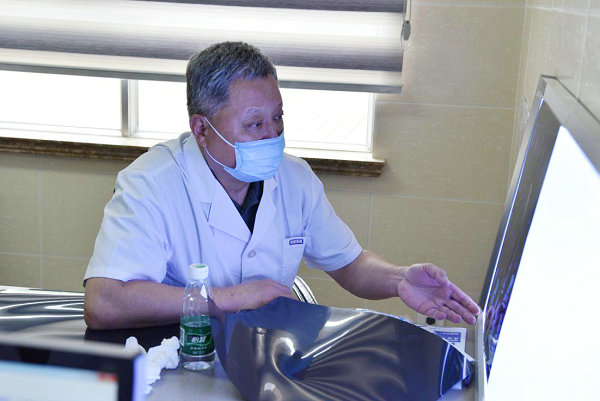 被电动车撞了腿肿了要多久才好,电动车撞到人膝盖骨头挫伤怎么办