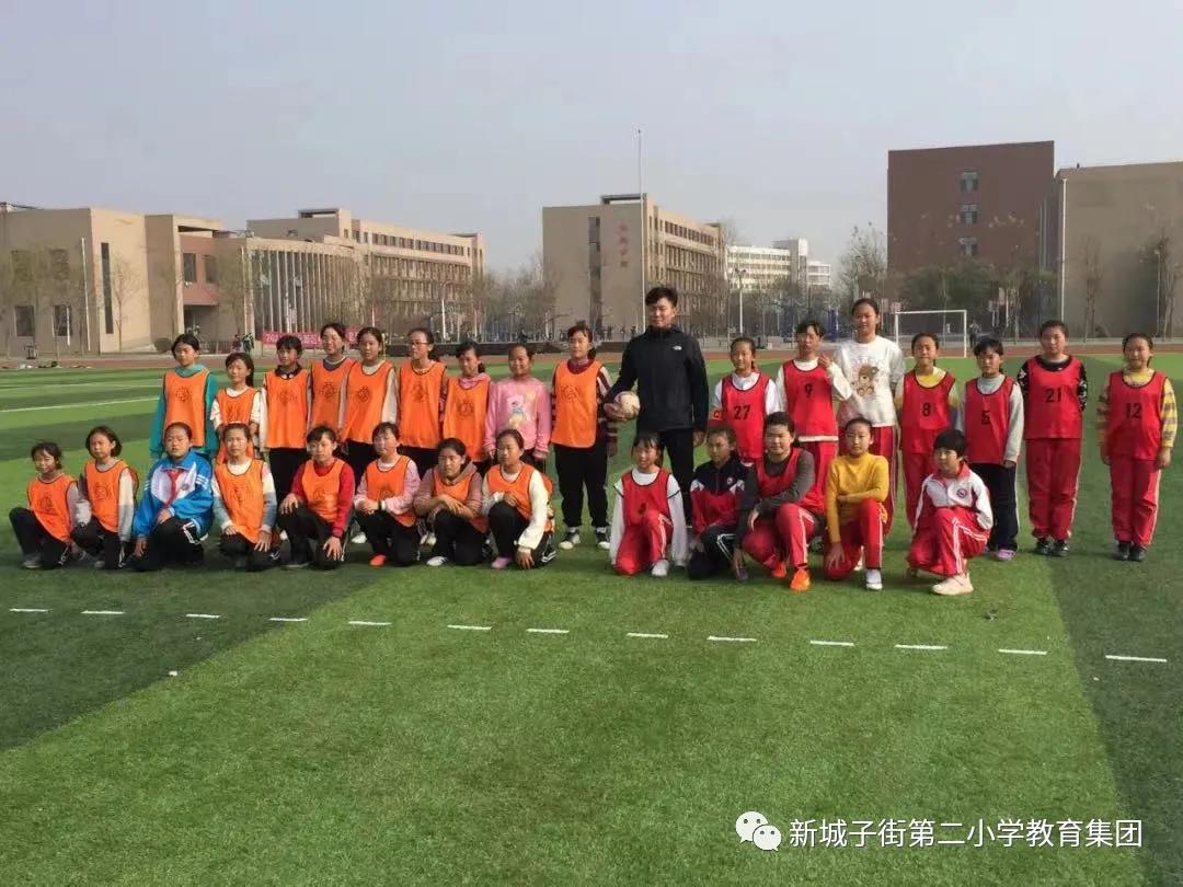 足球竞技快乐共享——街二小在区“中小学生足球赛”中荣获亚军