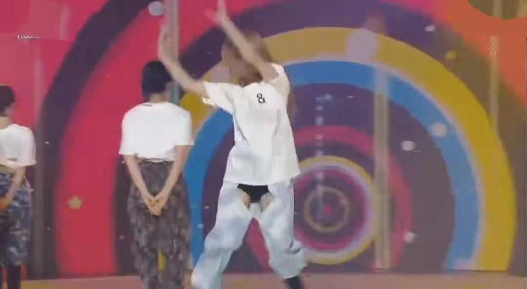 韩国女团穿“开裆裤”唱跳!露黑色*裤底**显不雅,迷惑穿搭遭吐槽