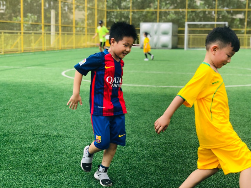 梅西苏亚雷斯观看孩子训练,梅西苏亚雷斯陪孩子看球