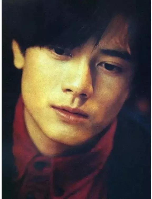 这一届的年轻人，都在学“全班最丑”的郭富城摇头