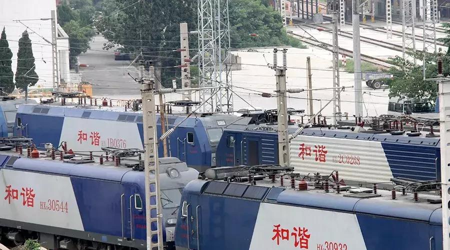 郑州的高架桥上看火车，铁龙慢游咣~咣~铛~铛