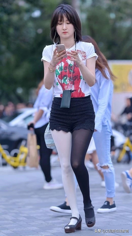 一条腿魔鬼，一条腿天使，让零零后疯狂的“阴阳袜”，网友：太丑