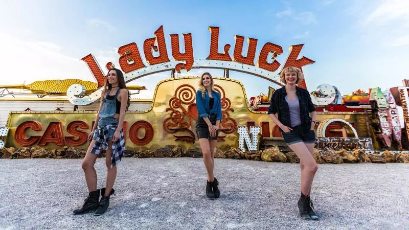 你看这把吉他辣么大，快把它拍下来