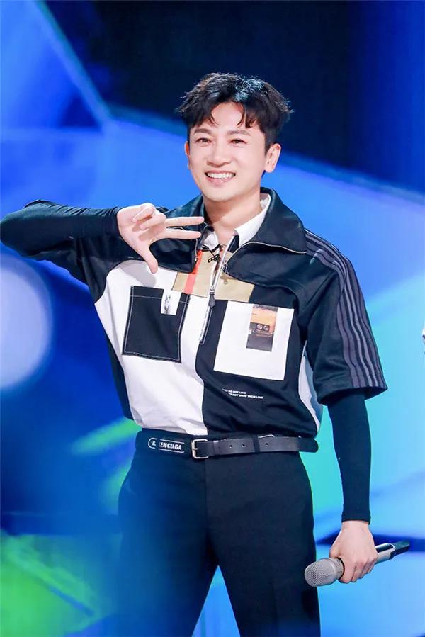 行走的荷尔蒙，这6位越老越有味，大胡茬克制又霸道，气质太绝了