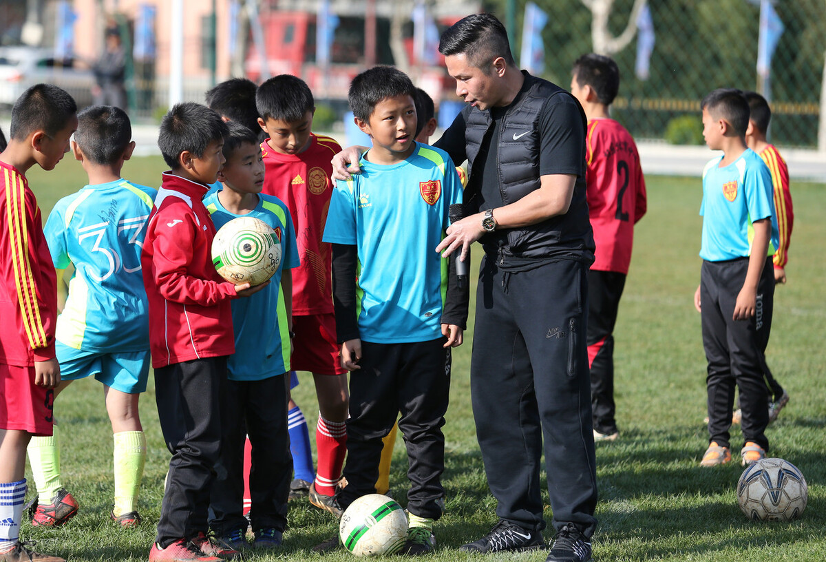 为什么外国教练来指导中国队,为什么外国教练带不动足球