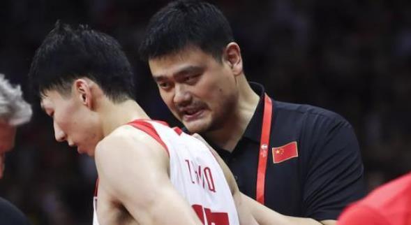 足球记者质疑男篮不专业，篮协主席不该乱管？却忘了姚明另3身份