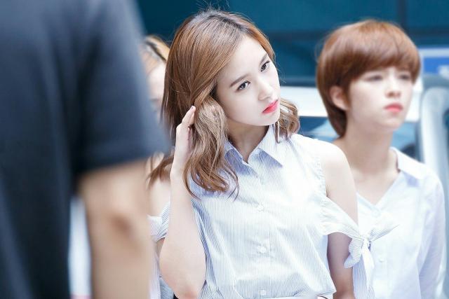 名井南是twice什么担当,twice名井南帅气