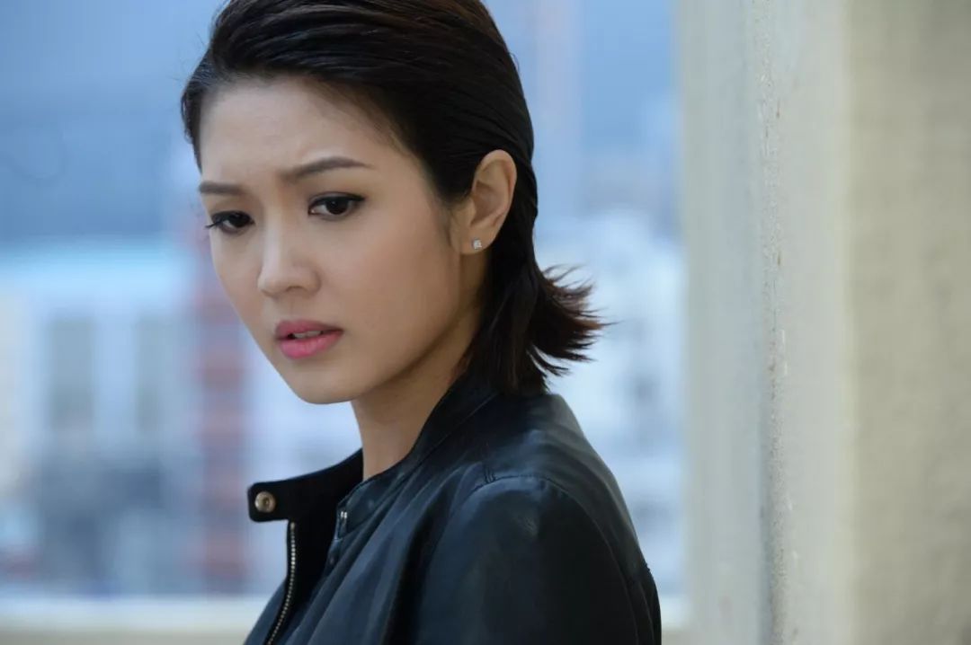 突然严重胃抽筋！TVB力捧港姐被抬上担架床：捂着小腹面露痛苦