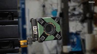 帮助宇航员回到宇宙飞船,帮助宇航员登上月球