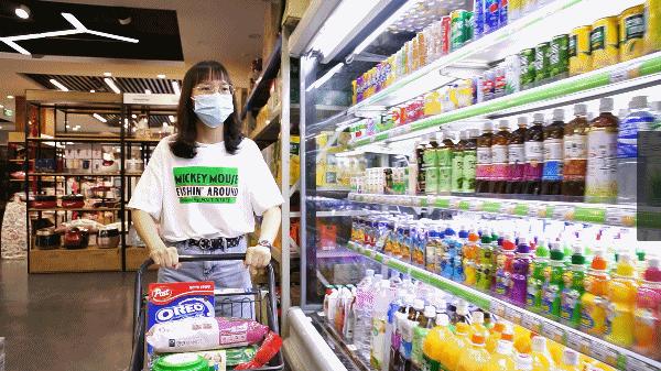 从韩国回来在超市买东西,从韩国进口商品