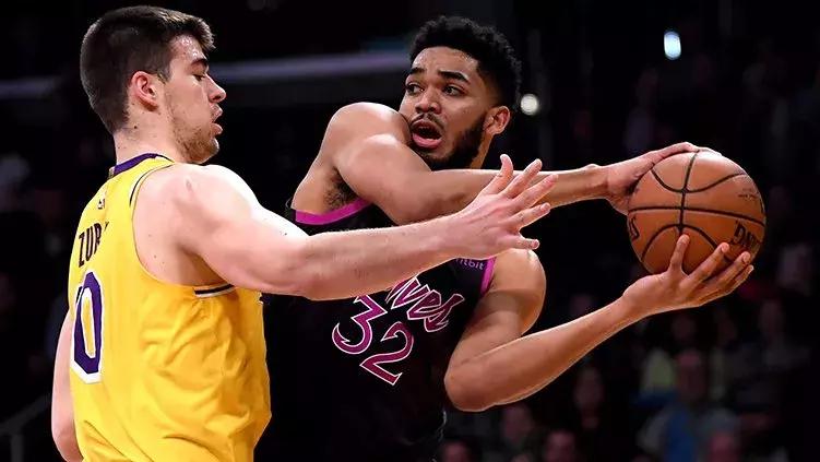 魔佩提前离场、球迷愤怒狂嘘!湖人向中国男足完成致敬