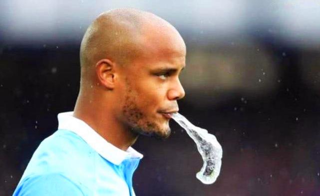 为什么足球运动员喝了水要吐,为啥足球运动员喝的水是有颜色的