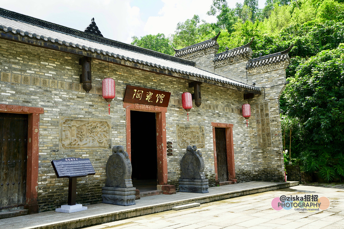 小伙探索神秘洞穴视频,小伙独自探索深山神秘古墓