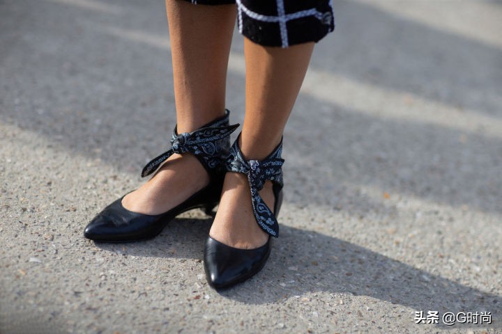 适合搭中国风的鞋子芭蕾舞鞋,搭配一双芭蕾舞鞋都瞬间优雅起来