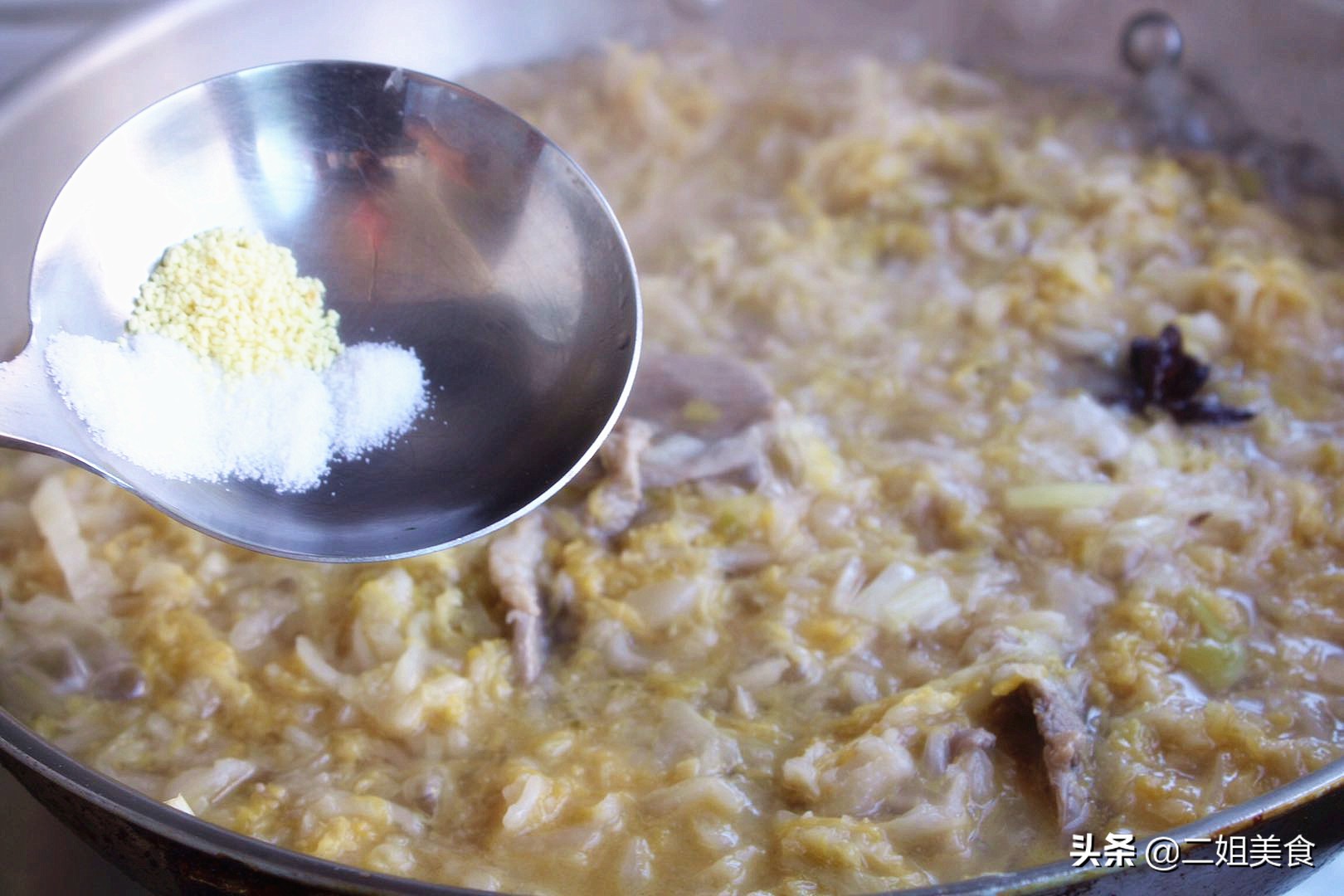 炖酸菜用不用先炒一下,炖酸菜要不要盖盖子