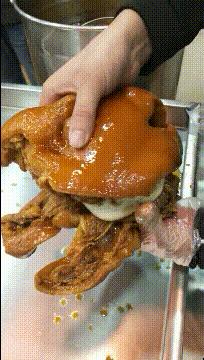 闺蜜生日送蛋糕还是送礼物呢,闺蜜过生日给他送什么零食好呢