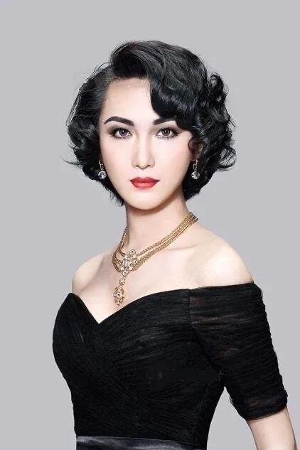 05年“背母上大学”的刘霆，10年后接受变性手术，后来怎样了？